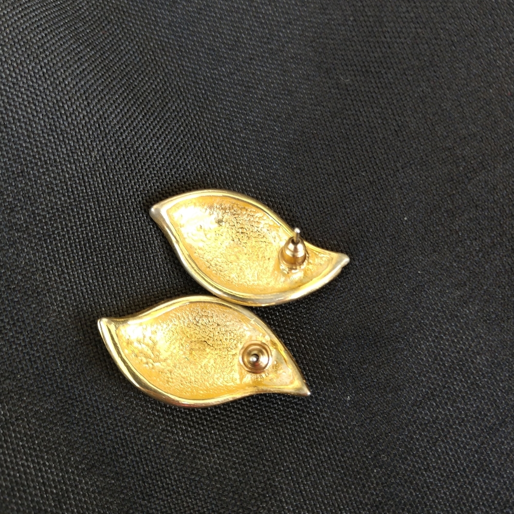 📌SALE $7. 📌Vtg 90's Green Swirl Enamel & Gold Post Earrings - Picture 3 of 8